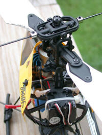 E-flite Blade CP - view showing pushrods moved to inner holes and heatsink on main motor - Airplanes and Rockets