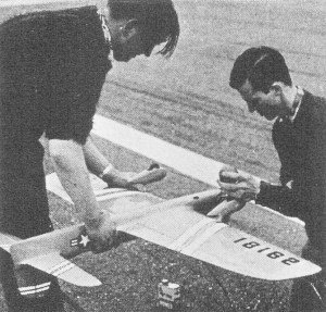 GB's Frank Warburton and USA's Jeep Newman 1st-2nd in stunt. J. N. refuels so Frank can try USAF'ers job - Airplanes and Rockets
