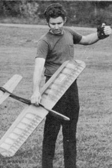 Wind Flying article from September 1972 AAM - With a Jim Walker U-Reeley handle each flight starts from hand slowly letting the lines all the way out - Airplanes and Rockets